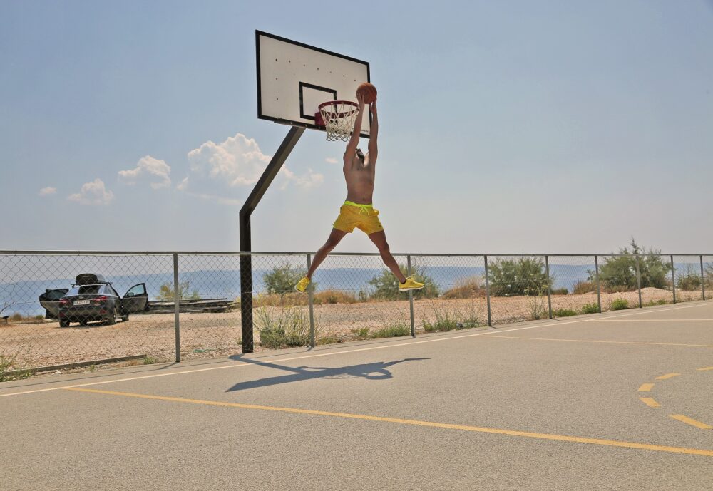 バスケットボールをする男性