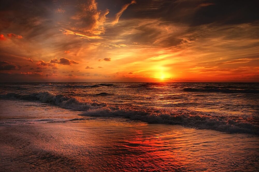 夕日とビーチ